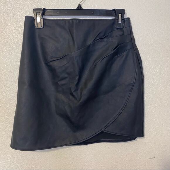 Abercrombie & Fitch Black Vegan Faux Leather Rouched Mini Skirt Size Small - Picture 2 of 10